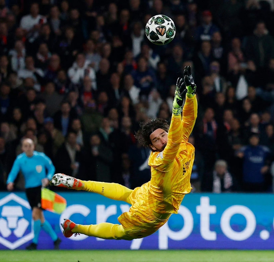 利物浦门将神勇扑救，稳守球门