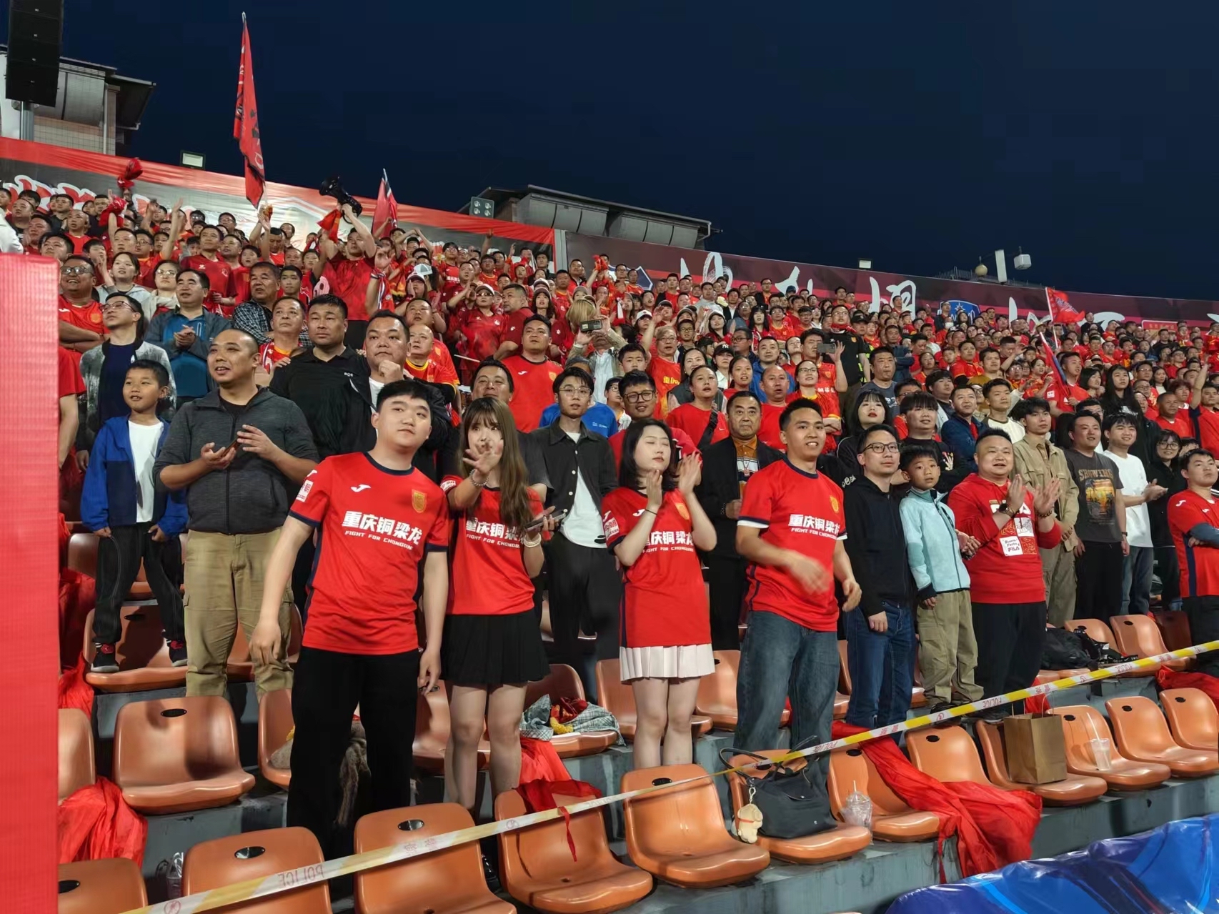 -比赛现场气氛火爆，观众尽兴欢呼