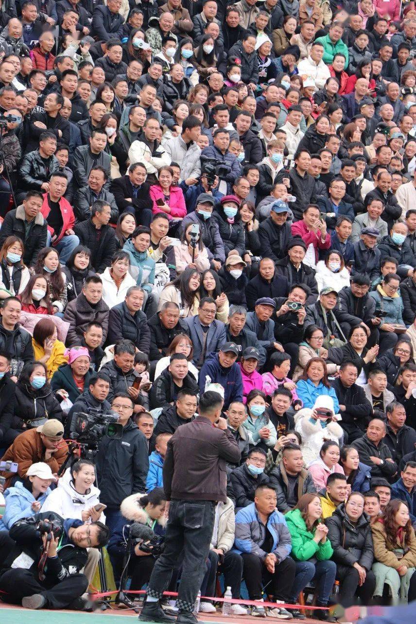 比赛现场气氛火爆,观众尽兴欢呼 比赛现场气氛火爆,观众尽兴欢呼