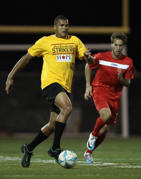 关于足球慈善赛场体现温暖一家人回馈社会的信息