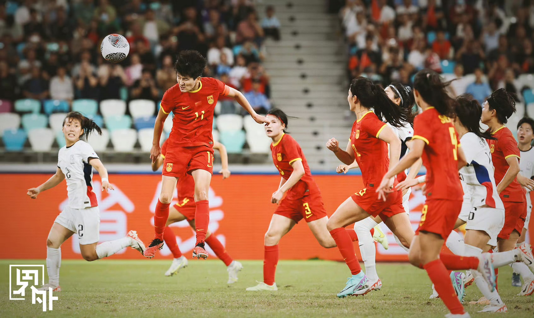 亚洲女足选手在比赛中勇夺胜利